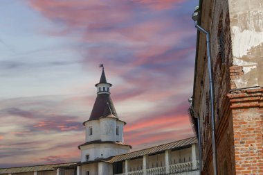 Diriliş Manastırı (Voskresensky Manastırı, Novoiyerusalimsky Manastırı veya yeni Kudüs Manastırı)--Moscow region, Rusya Federasyonu Rus Ortodoks Kilisesi'nin büyük bir manastır var. 1656'ataerkil bir ikametgahı olarak kuruldu