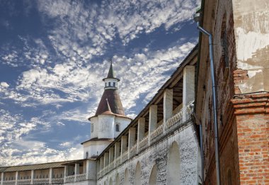 Diriliş Manastırı (Voskresensky Manastırı, Novoiyerusalimsky Manastırı veya yeni Kudüs Manastırı)--Moscow region, Rusya Federasyonu Rus Ortodoks Kilisesi'nin büyük bir manastır var. 1656'ataerkil bir ikametgahı olarak kuruldu