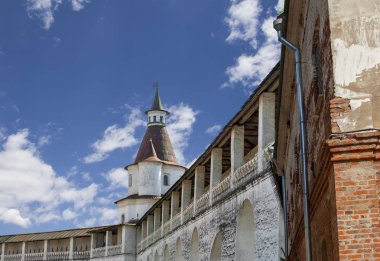 Diriliş Manastırı (Voskresensky Manastırı, Novoiyerusalimsky Manastırı veya yeni Kudüs Manastırı)--Moscow region, Rusya Federasyonu Rus Ortodoks Kilisesi'nin büyük bir manastır var. 1656'ataerkil bir ikametgahı olarak kuruldu