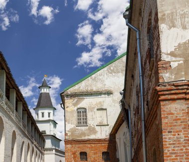 Diriliş Manastırı (Voskresensky Manastırı, Novoiyerusalimsky Manastırı veya yeni Kudüs Manastırı)--Moscow region, Rusya Federasyonu Rus Ortodoks Kilisesi'nin büyük bir manastır var. 1656'ataerkil bir ikametgahı olarak kuruldu