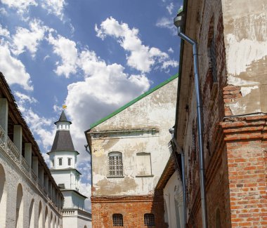 Diriliş Manastırı (Voskresensky Manastırı, Novoiyerusalimsky Manastırı veya yeni Kudüs Manastırı)--Moscow region, Rusya Federasyonu Rus Ortodoks Kilisesi'nin büyük bir manastır var. 1656'ataerkil bir ikametgahı olarak kuruldu