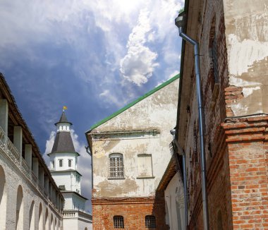 Diriliş Manastırı (Voskresensky Manastırı, Novoiyerusalimsky Manastırı veya yeni Kudüs Manastırı)--Moscow region, Rusya Federasyonu Rus Ortodoks Kilisesi'nin büyük bir manastır var. 1656'ataerkil bir ikametgahı olarak kuruldu
