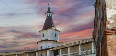 Diriliş Manastırı (Voskresensky Manastırı, Novoiyerusalimsky Manastırı veya yeni Kudüs Manastırı)--Moscow region, Rusya Federasyonu Rus Ortodoks Kilisesi'nin büyük bir manastır var. 1656'ataerkil bir ikametgahı olarak kuruldu