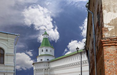 Diriliş Manastırı (Voskresensky Manastırı, Novoiyerusalimsky Manastırı veya yeni Kudüs Manastırı)--Moscow region, Rusya Federasyonu Rus Ortodoks Kilisesi'nin büyük bir manastır var. 1656'ataerkil bir ikametgahı olarak kuruldu