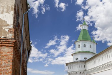Diriliş Manastırı (Voskresensky Manastırı, Novoiyerusalimsky Manastırı veya yeni Kudüs Manastırı)--Moscow region, Rusya Federasyonu Rus Ortodoks Kilisesi'nin büyük bir manastır var. 1656'ataerkil bir ikametgahı olarak kuruldu