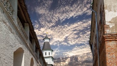 Diriliş Manastırı (Voskresensky Manastırı, Novoiyerusalimsky Manastırı veya yeni Kudüs Manastırı)--Moscow region, Rusya Federasyonu Rus Ortodoks Kilisesi'nin büyük bir manastır var. 1656'ataerkil bir ikametgahı olarak kuruldu