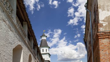 Diriliş Manastırı (Voskresensky Manastırı, Novoiyerusalimsky Manastırı veya yeni Kudüs Manastırı)--Moscow region, Rusya Federasyonu Rus Ortodoks Kilisesi'nin büyük bir manastır var. 1656'ataerkil bir ikametgahı olarak kuruldu