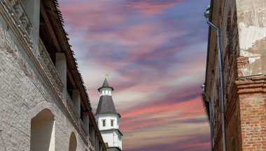 Diriliş Manastırı (Voskresensky Manastırı, Novoiyerusalimsky Manastırı veya yeni Kudüs Manastırı)--Moscow region, Rusya Federasyonu Rus Ortodoks Kilisesi'nin büyük bir manastır var. 1656'ataerkil bir ikametgahı olarak kuruldu