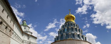 Diriliş Manastırı (Voskresensky Manastırı, Novoiyerusalimsky Manastırı veya yeni Kudüs Manastırı)--Moscow region, Rusya Federasyonu Rus Ortodoks Kilisesi'nin büyük bir manastır var. 1656'ataerkil bir ikametgahı olarak kuruldu