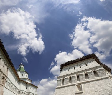 Diriliş Manastırı (Voskresensky Manastırı, Novoiyerusalimsky Manastırı veya yeni Kudüs Manastırı)--Moscow region, Rusya Federasyonu Rus Ortodoks Kilisesi'nin büyük bir manastır var. 1656'ataerkil bir ikametgahı olarak kuruldu