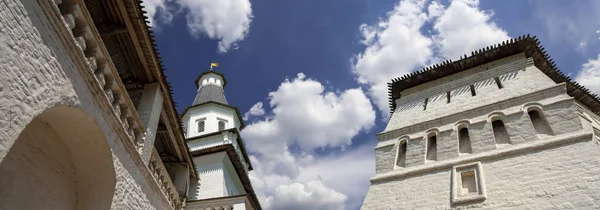 Diriliş Manastırı (Voskresensky Manastırı, Novoiyerusalimsky Manastırı veya yeni Kudüs Manastırı)--Moscow region, Rusya Federasyonu Rus Ortodoks Kilisesi'nin büyük bir manastır var. 1656'ataerkil bir ikametgahı olarak kuruldu