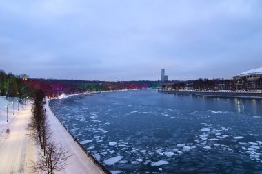 Christmas (yeni yıl tatilleri) dekorasyon (gece) Moskova, Rusya - Moskova Nehri Vorobyovskaya çıkabilir ve serçe tepeleri (Vorobyovy kanlı) 