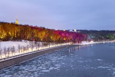 Christmas (yeni yıl tatilleri) dekorasyon (gece) Moskova, Rusya - Moskova Nehri Vorobyovskaya çıkabilir ve serçe tepeleri (Vorobyovy kanlı) 