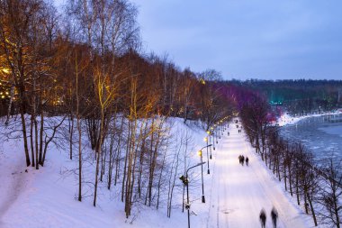 Christmas (yeni yıl tatilleri) dekorasyon (gece) Moskova, Rusya - Moskova Nehri Vorobyovskaya çıkabilir ve serçe tepeleri (Vorobyovy kanlı) 