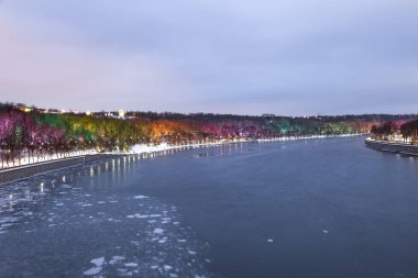 Christmas (yeni yıl tatilleri) dekorasyon (gece) Moskova, Rusya - Moskova Nehri Vorobyovskaya çıkabilir ve serçe tepeleri (Vorobyovy kanlı) 