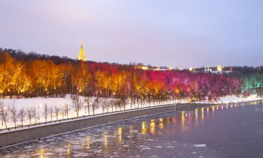 Christmas (yeni yıl tatilleri) dekorasyon (gece) Moskova, Rusya - Moskova Nehri Vorobyovskaya çıkabilir ve serçe tepeleri (Vorobyovy kanlı) 
