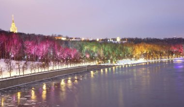 Christmas (yeni yıl tatilleri) dekorasyon (gece) Moskova, Rusya - Moskova Nehri Vorobyovskaya çıkabilir ve serçe tepeleri (Vorobyovy kanlı) 