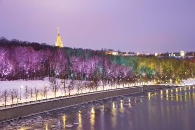 Christmas (yeni yıl tatilleri) dekorasyon (gece) Moskova, Rusya - Moskova Nehri Vorobyovskaya çıkabilir ve serçe tepeleri (Vorobyovy kanlı) 