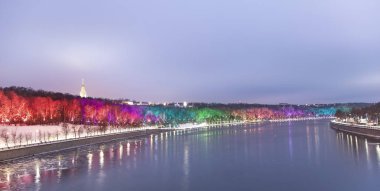 Christmas (yeni yıl tatilleri) dekorasyon (gece) Moskova, Rusya - Moskova Nehri Vorobyovskaya çıkabilir ve serçe tepeleri (Vorobyovy kanlı) 