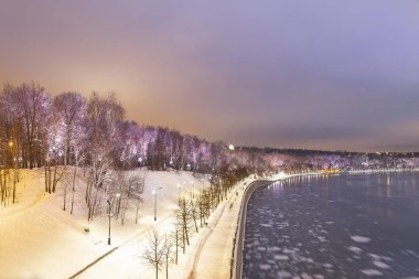 Christmas (yeni yıl tatilleri) dekorasyon (gece) Moskova, Rusya - Moskova Nehri Vorobyovskaya çıkabilir ve serçe tepeleri (Vorobyovy kanlı) 