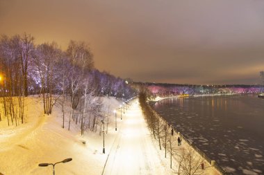 Christmas (yeni yıl tatilleri) dekorasyon (gece) Moskova, Rusya - Moskova Nehri Vorobyovskaya çıkabilir ve serçe tepeleri (Vorobyovy kanlı) 