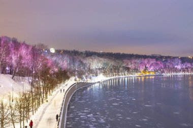 Christmas (yeni yıl tatilleri) dekorasyon (gece) Moskova, Rusya - Moskova Nehri Vorobyovskaya çıkabilir ve serçe tepeleri (Vorobyovy kanlı) 