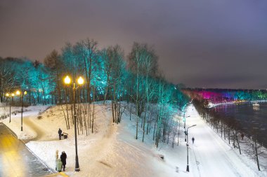 Christmas (yeni yıl tatilleri) dekorasyon (gece) Moskova, Rusya - Moskova Nehri Vorobyovskaya çıkabilir ve serçe tepeleri (Vorobyovy kanlı) 