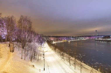 Christmas (yeni yıl tatilleri) dekorasyon (gece) Moskova, Rusya - Moskova Nehri Vorobyovskaya çıkabilir ve serçe tepeleri (Vorobyovy kanlı) 