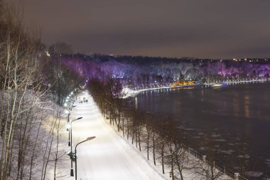 Christmas (yeni yıl tatilleri) dekorasyon (gece) Moskova, Rusya - Moskova Nehri Vorobyovskaya çıkabilir ve serçe tepeleri (Vorobyovy kanlı) 