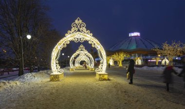 Vernadskogo Prospekt 'teki Büyük Moskova Sirki' nin yakınındaki Moskova 'da Noel (yeni yıl) dekorasyonu   