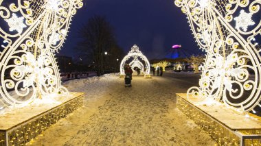 Vernadskogo Prospekt 'teki Büyük Moskova Sirki' nin yakınındaki Moskova 'da Noel (yeni yıl) dekorasyonu   