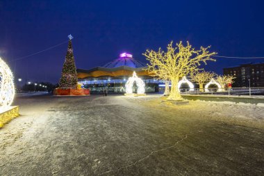 Vernadskogo Prospekt 'teki Büyük Moskova Sirki' nin yakınındaki Moskova 'da Noel (yeni yıl) dekorasyonu   