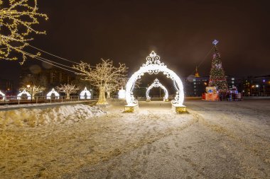 Vernadskogo Prospekt 'teki Büyük Moskova Sirki' nin yakınındaki Moskova 'da Noel (yeni yıl) dekorasyonu   