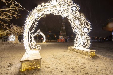 Vernadskogo Prospekt 'teki Büyük Moskova Sirki' nin yakınındaki Moskova 'da Noel (yeni yıl) dekorasyonu   