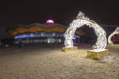 Vernadskogo Prospekt 'teki Büyük Moskova Sirki' nin yakınındaki Moskova 'da Noel (yeni yıl) dekorasyonu   