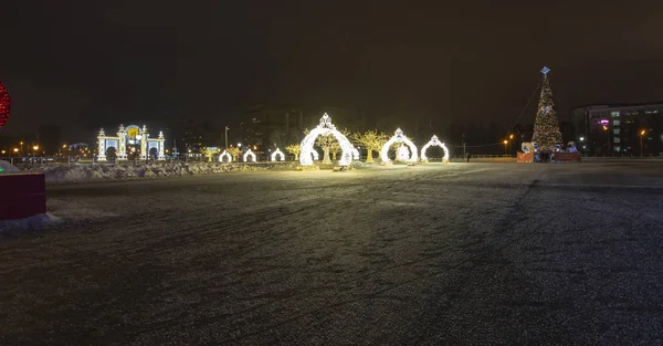 Vernadskogo Prospekt 'teki Büyük Moskova Sirki' nin yakınındaki Moskova 'da Noel (yeni yıl) dekorasyonu   