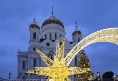 Christmas (yeni yıl tatilleri) dekorasyon (gece), Moskova'da Rusya--Mesih İsa Katedrali yakınındaki   