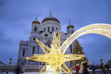 Christmas (yeni yıl tatilleri) dekorasyon (gece), Moskova'da Rusya--Mesih İsa Katedrali yakınındaki   