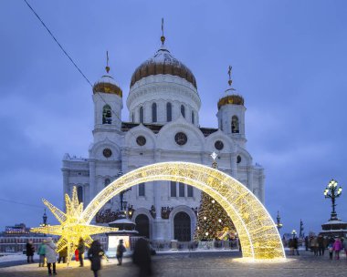 Christmas (yeni yıl tatilleri) dekorasyon (gece), Moskova'da Rusya--Mesih İsa Katedrali yakınındaki   