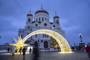 Christmas (yeni yıl tatilleri) dekorasyon (gece), Moskova'da Rusya--Mesih İsa Katedrali yakınındaki   