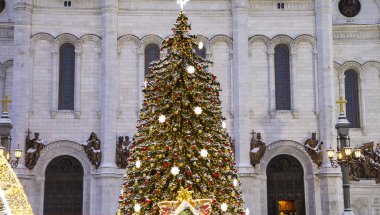 Christmas (yeni yıl tatilleri) dekorasyon (gece), Moskova'da Rusya--Mesih İsa Katedrali yakınındaki   