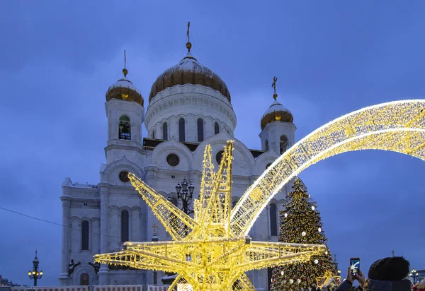 Christmas (yeni yıl tatilleri) dekorasyon (gece), Moskova'da Rusya--Mesih İsa Katedrali yakınındaki   