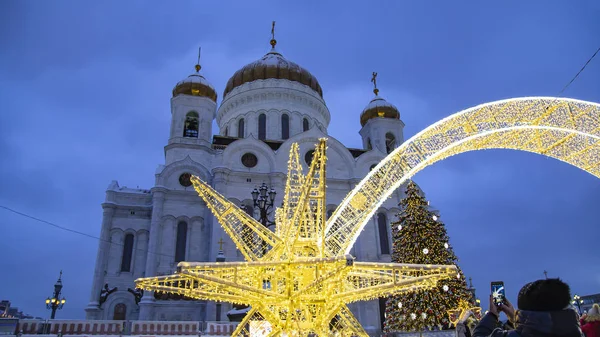 Christmas (yeni yıl tatilleri) dekorasyon (gece), Moskova'da Rusya--Mesih İsa Katedrali yakınındaki   