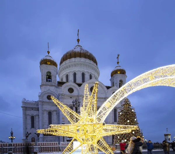 Christmas (yeni yıl tatilleri) dekorasyon (gece), Moskova'da Rusya--Mesih İsa Katedrali yakınındaki   