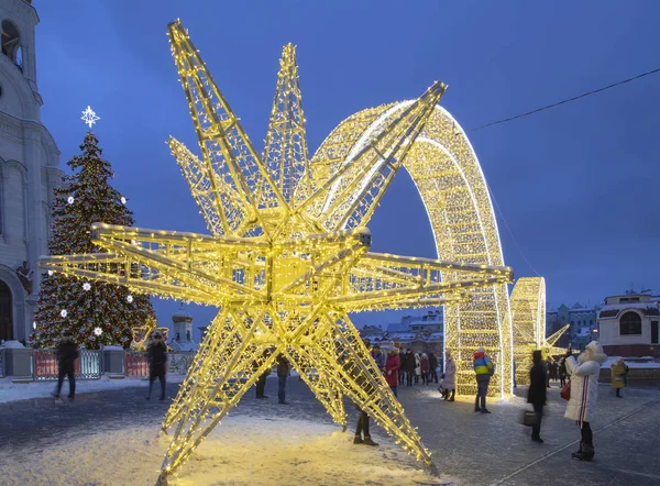 Christmas (yeni yıl tatilleri) dekorasyon (gece), Moskova'da Rusya--Mesih İsa Katedrali yakınındaki   