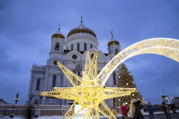 Christmas (yeni yıl tatilleri) dekorasyon (gece), Moskova'da Rusya--Mesih İsa Katedrali yakınındaki   
