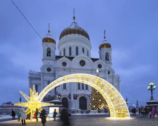 Christmas (yeni yıl tatilleri) dekorasyon (gece), Moskova'da Rusya--Mesih İsa Katedrali yakınındaki   