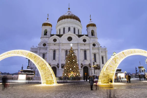 Christmas (yeni yıl tatilleri) dekorasyon (gece), Moskova'da Rusya--Mesih İsa Katedrali yakınındaki   