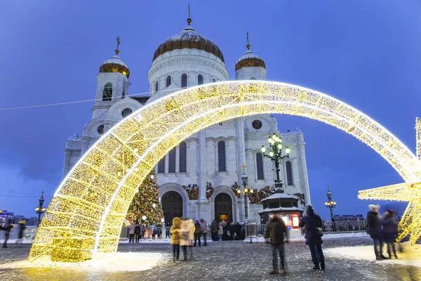 Christmas (yeni yıl tatilleri) dekorasyon (gece), Moskova'da Rusya--Mesih İsa Katedrali yakınındaki   