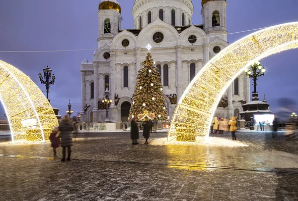 Christmas (yeni yıl tatilleri) dekorasyon (gece), Moskova'da Rusya--Mesih İsa Katedrali yakınındaki   